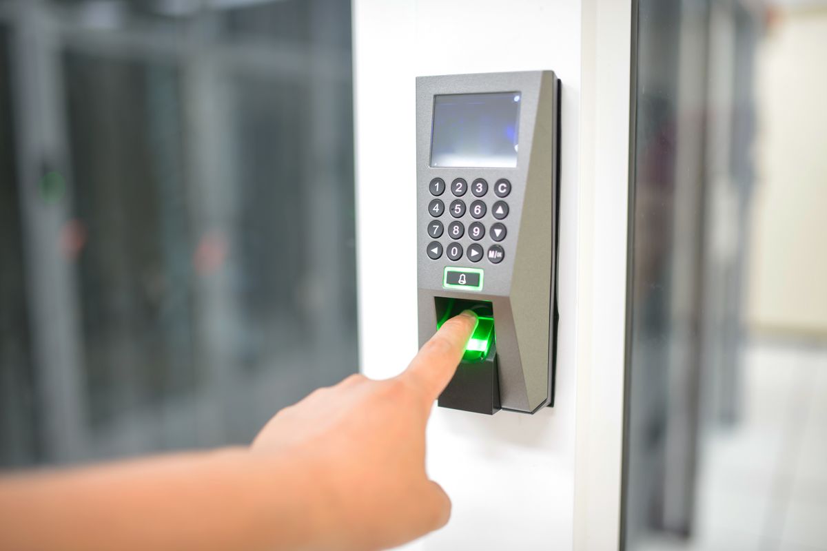 Leitor de impressão digital numa porta
