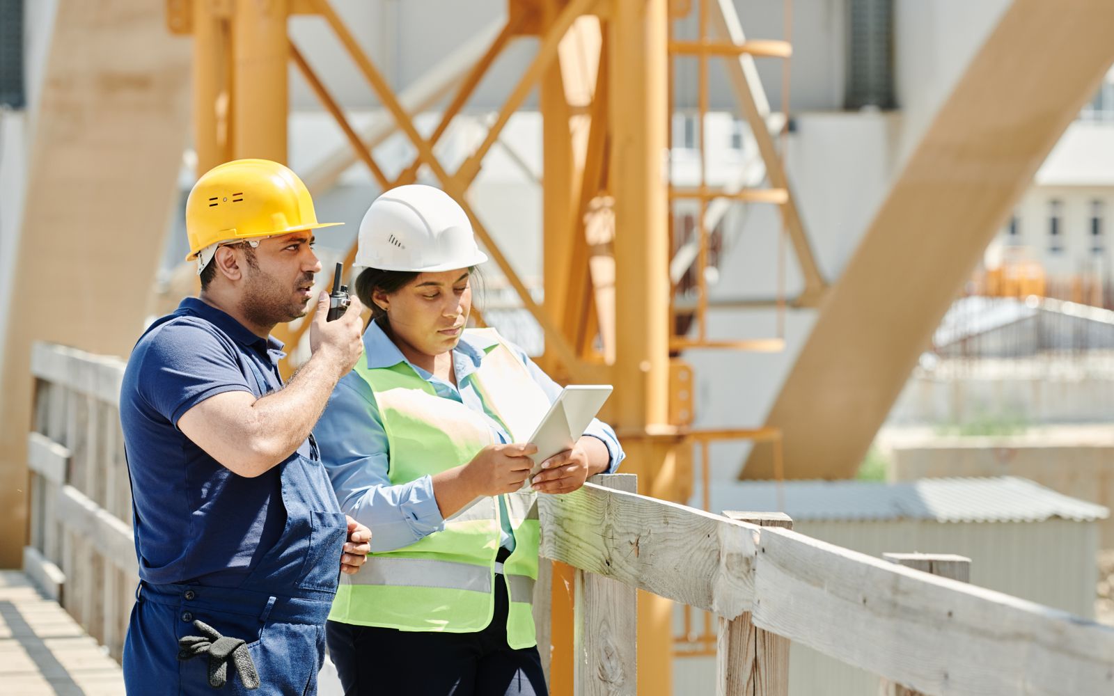 Técnicos a rever um projecto em obra